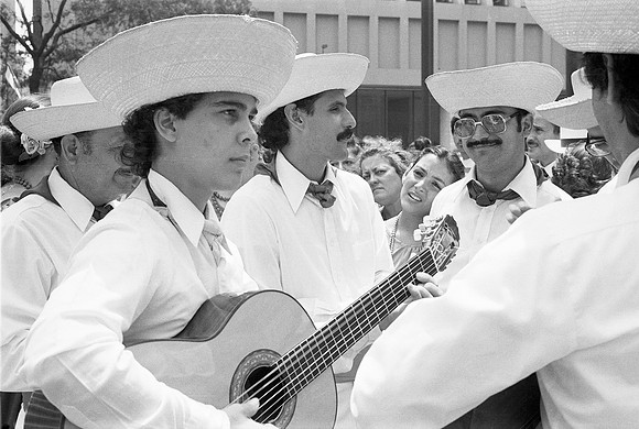 PUERTO RICAN DAY PARADE DALEY PLAZA 06-20-81_06