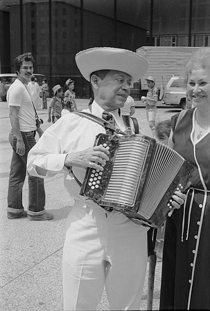 #ROLL 2_PUERTO RICAN DAY PARADE DALEY PLAZA 06-20-81_15