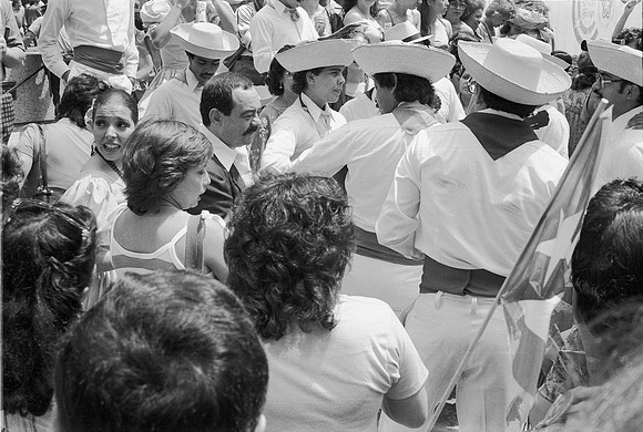 PUERTO RICAN DAY PARADE DALEY PLAZA 06-20-81_15