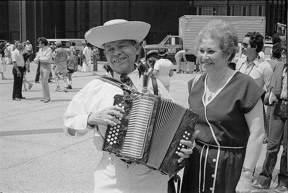 #ROLL 2_PUERTO RICAN DAY PARADE DALEY PLAZA 06-20-81_16