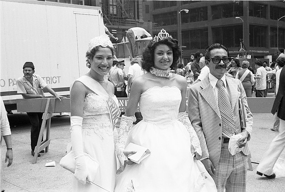 PUERTO RICAN DAY PARADE DALEY PLAZA 06-20-81_09