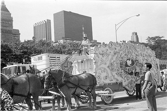 SCHLITZ HORSE DRAWN BEER WAGON 1974_08A