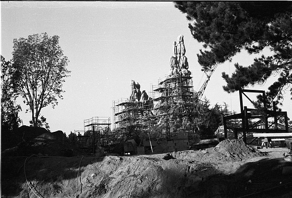 DISNEYLAND, MARK TWAIN RIVERBOAT_22