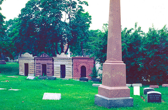 GRACELAND CEMETARY CHGO 1980 DAW (2)