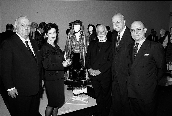 R2, NHM DORA STRATOU GALA 1994_08