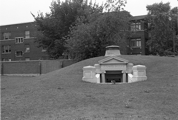 GRACELAND CEMETERY,1982_06