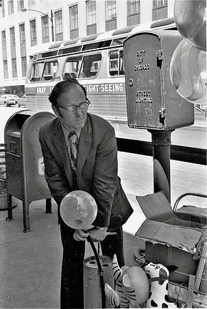 GREEK PARADE1976_41