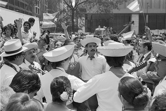 PUERTO RICAN DAY PARADE DALEY PLAZA 06-20-81_25