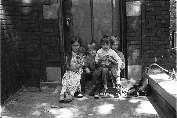 KIDS ON 6200 BLOCK OF N. CLAREMONT 1974_15A,