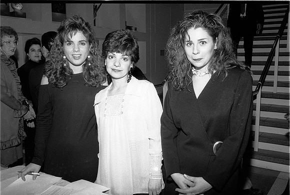 R2, NHM DORA STRATOU GALA 1994_01