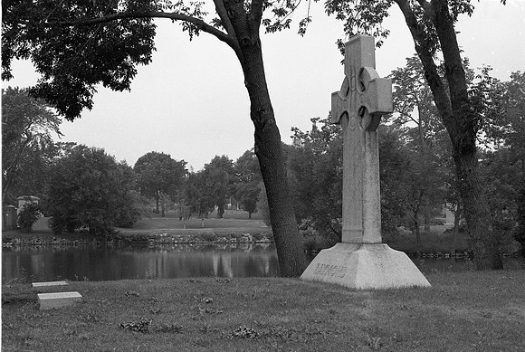 GRACELAND CEMETERY,1982_04