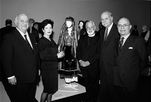 R2, NHM DORA STRATOU GALA 1994_07