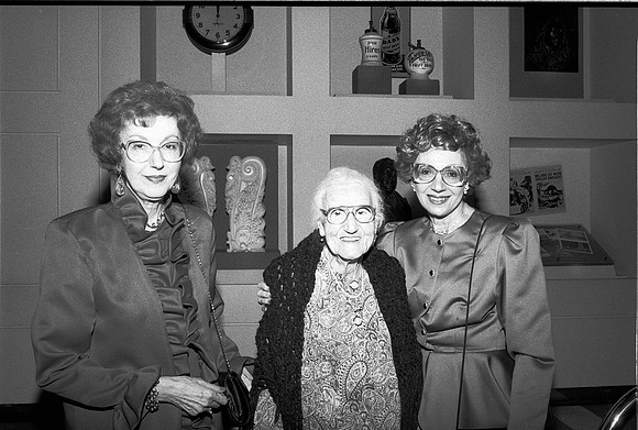 R2, NHM DORA STRATOU GALA 1994_02