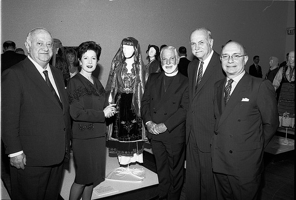 R2, NHM DORA STRATOU GALA 1994_06