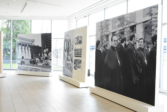 GATHER TOGETHER- STREET PHOTOGRAPHY BY DIANE ALEXANDER WHITE EXHIBIT PHOTOS_125
