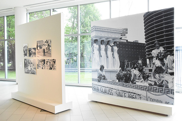 GATHER TOGETHER- STREET PHOTOGRAPHY BY DIANE ALEXANDER WHITE EXHIBIT PHOTOS_128